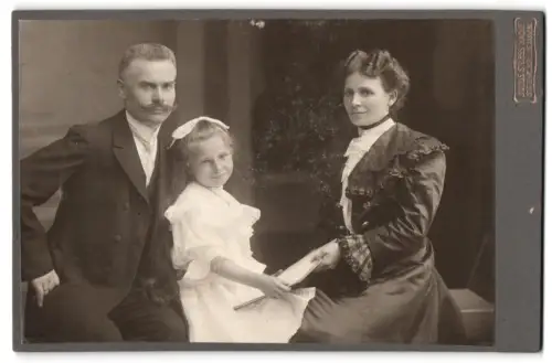 Fotografie Julius Stoess, Stuttgart, Sophienstrasse 36, Familienporträt mit Kind