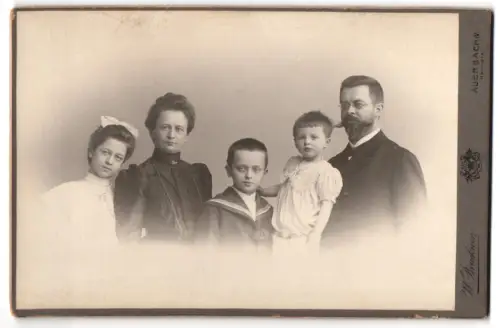 Fotografie W. Bruckner, Auerbach, Neumarkt, Familienporträt mit fünf Personen