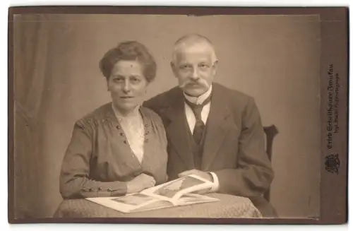 Fotografie Erich Scheithauer, Zwickau, Innere Plauensche Str. 20, Elegantes Paar mit Buch