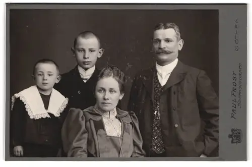 Fotografie Paul Frost, Cöthen, Familienporträt mit zwei Kindern