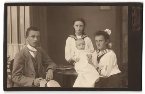Fotografie Franz Beck, Ohrdruf i. Thür., Geschwister zusammen um einen Tisch versammelt