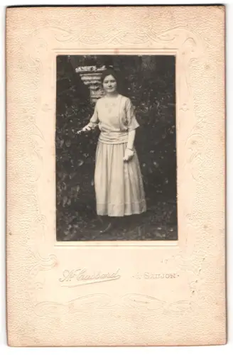 Fotografie A. Cassard, Saujon, Frau im Garten