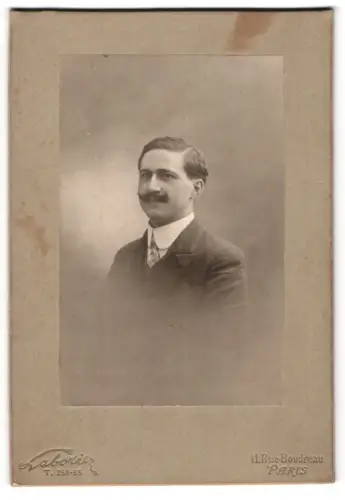 Fotografie Laborier, Paris, Rue Boudreau 11, Porträt eines Herren mit Schnurrbart