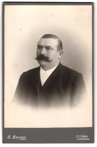 Fotografie B. Boden, Zittau, Juststrasse, Porträt eines Herrn mit markantem Schnurrbart