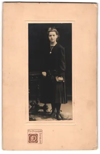Fotografie Ed. Dickopf, Siegburg, Stehende junge Frau im dunklen Kleid