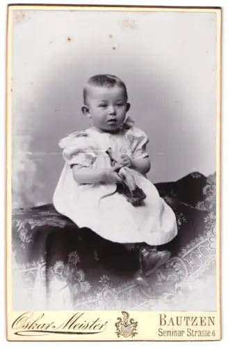 Fotografie Oskar Meister, Bautzen, Seminar Strasse 6, Kind mit Spielzeug auf einem Tisch sitzend