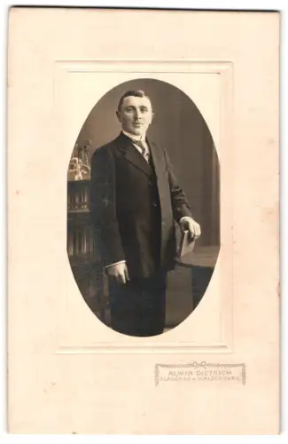 Fotografie Alwin Dietrich, Waldenburg, eleganter Herr im Anzug