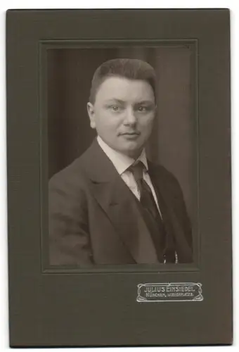 Fotografie Julius Einsiedel, München, Wienerplatz 2, Porträt eines jungen Mannes
