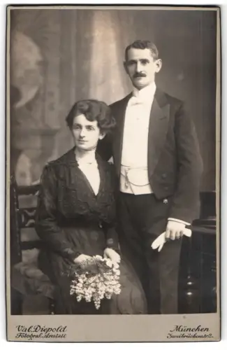 Fotografie Val. Diepold, München, Zweibrückenstrasse 2, Elegantes Paar im Atelier