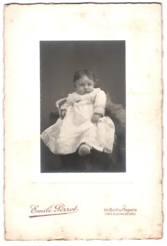 Fotografie Emile Perrot, Paris, Boulevard de Magenta 105, Kleinkind im weissen Kleid