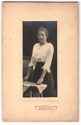 Fotografie Ed. Dickopf, Siegburg, Bahnhofsstrasse 15, Frau am Tisch stehend