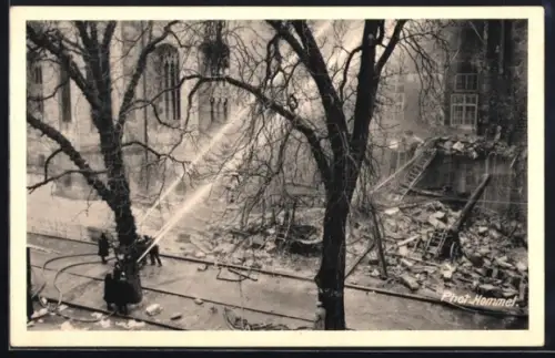 AK Stuttgart, Brand des Alten Schlosses, Bekämpfung des Feuers an der Einsturzstelle neben der Schlosskirche