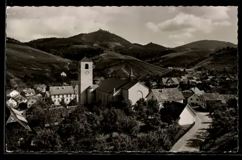 AK Neuweier, Ortsansicht mit Kirche und umliegenden Weinbergen