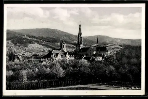 AK Bühl in Baden, Stadtansicht mit Kirche und Schwarzwald im Hintergrund
