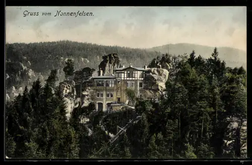 AK Nonnenfelsen, Imposantes Gebäude im Wald
