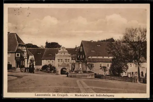 AK Lauenstein im Erzgeb., Marktplatz mit Schlosseingang