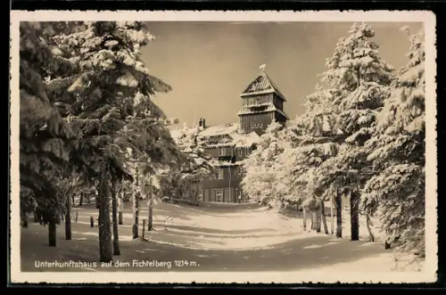 AK Oberwiesenthal /Erzgeb., Unterkunftshaus auf dem Fichtelberg im Schnee