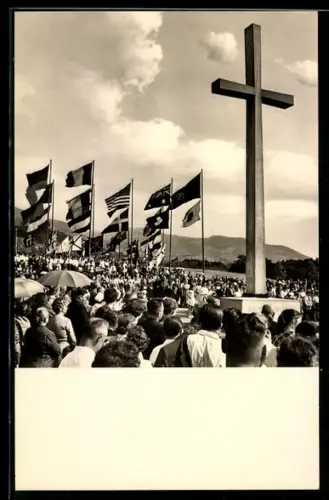 AK Bühl i. Baden, Friedenskreuz, Veranstaltung mit internationalen Flaggen
