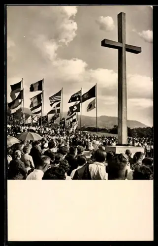 AK Bühl i. Baden, Friedenskreuz, Veranstaltung mit internat. Flaggen