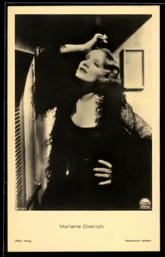 AK Schauspielerin Marlene Dietrich mit Federstola