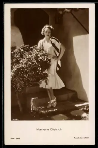 AK Schauspielerin Marlene Dietrich im Sommerkleid