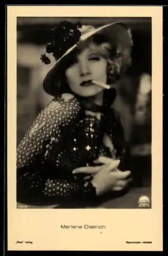 AK Portrait Schauspielerin Marlene Dietrich mit Zigarette & Fecher