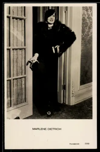 AK Schauspielerin Marlene Dietrich in elegantem Kleid mit Pelzkragen