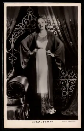 AK Schauspielerin Marlene Dietrich im Seidenmantel
