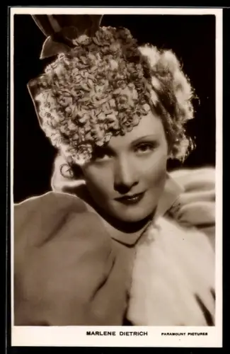 AK Schauspielerin Marlene Dietrich mit ungewöhnlichem Hut