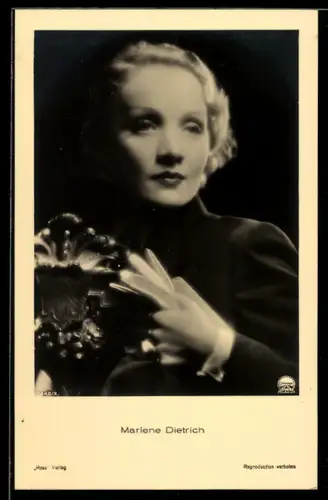 AK Schauspielerin Marlene Dietrich mit Handschuhe