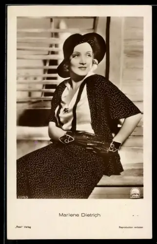 AK Schauspielerin Marlene Dietrich mit Hut und Lederhandschuhen