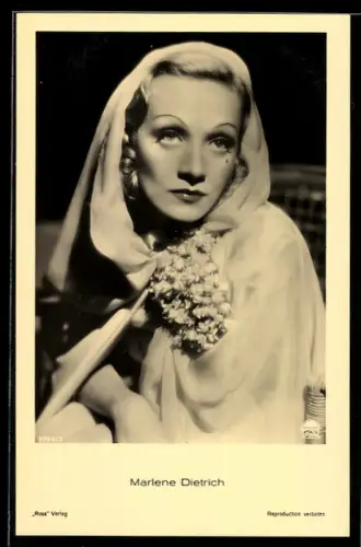 AK Schauspielerin Marlene Dietrich im Gewand