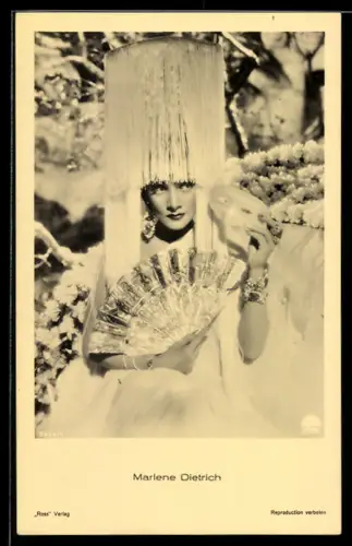 AK Schauspielerin Marlene Dietrich in extravagantem Kostüm und Hutschmuck mit Fächer