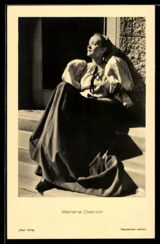 AK Portrait Schauspielerin Marlene Dietrich im Trachtenkleid