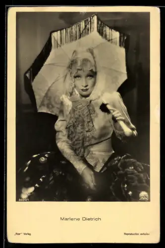AK Portrait Schauspielerin Marlene Dietrich mit Sonnenschirm