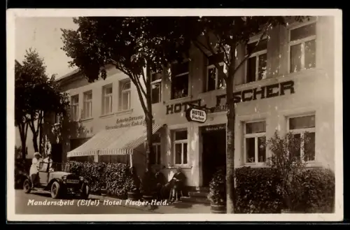 AK Manderscheid /Eifel, Hotel Fischer-Heid mit parkendem Auto