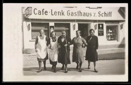 Foto-AK Altensteig, Frauen vor Café-Lenk und Gasthaus z. Schiff