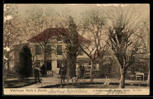 AK Hameln, Gasthof Wehrberger Warte, Aussenansicht mit Gartenanlage