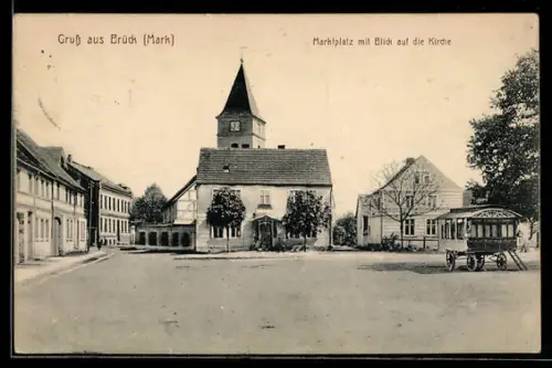 AK Brück /Mark, Partie am Marktplatz mit Kirche