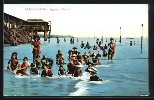 AK Venedig, Menschen in Kleidern baden am Strand
