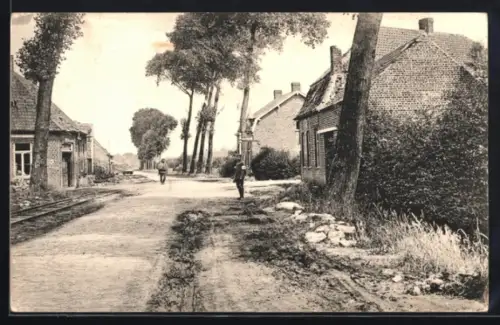 AK Kippe, Soldat mit Rotes Kreuz Armbinde im Ort, Ort durch feindl. Geschützefeuer zerstört