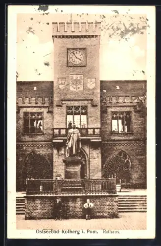 AK Kolberg, Jungen vor dem Rathaus