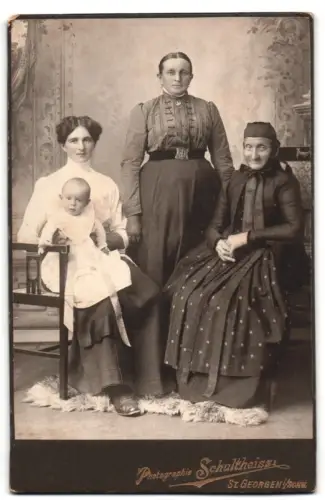 Fotografie Schultheiss, St. Georgen, Drei Frauen und ein Säugling