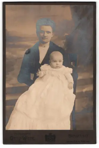 Fotografie Otto Witte, Berlin, Skalitzer Str. 54, Porträt einer Frau mit Kind