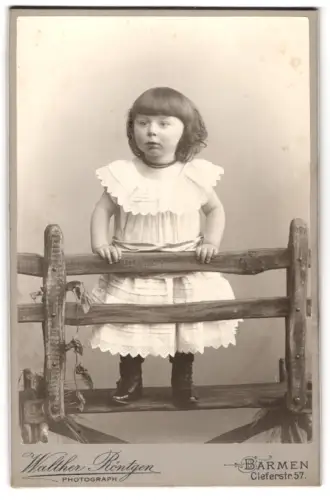 Fotografie Walther Röntgen, Barmen, Cleferstr. 57, Porträt eines kleinen Kindes