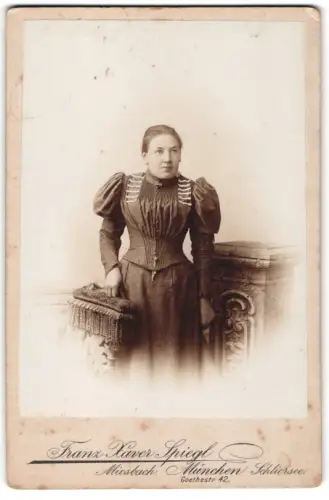 Fotografie Franz Xaver Spiegl, München, Goethestr. 42, Frau in elegantem Kleid