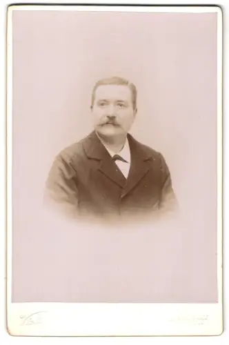 Fotografie Victory, Dijon, Rue de Tivoli, Mann mit Schnurrbart