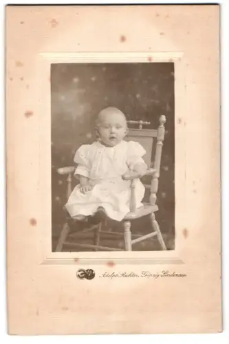 Fotografie Adolph Richter, Leipzig-Lindenau, Merseburger Str. 61, Porträt eines Kleinkindes im Stuhl