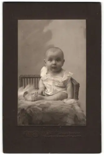 Fotografie J. Zierecke, Hamburg, Rathausstrasse 13, Porträt eines sitzenden Kleinkindes