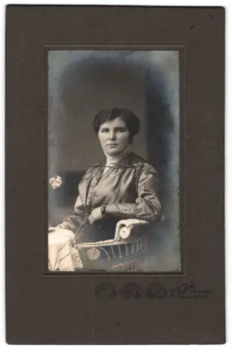 Fotografie L. K. Jué, Dessau, Leopoldstr. 21, Porträt einer sitzenden Dame